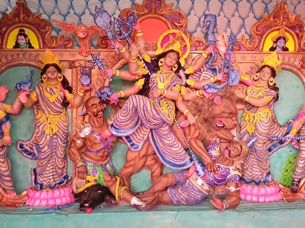 ডিসির নির্দেশে বদলে গেল সাতক্ষীরার আলোচিত দেশলাই কাঠির প্রতিমা