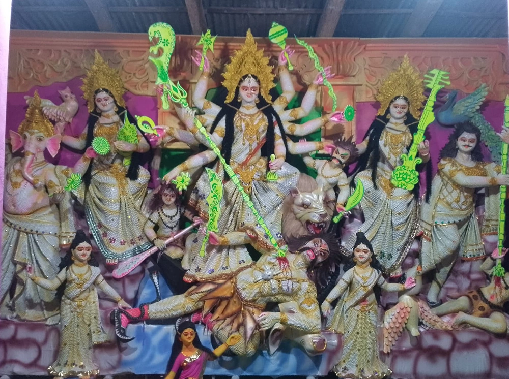 ৩৫ হাজার মুক্তায় সেজেছে দুর্গা, প্রতিমা দেখতে দর্শনার্থীর ভিড়