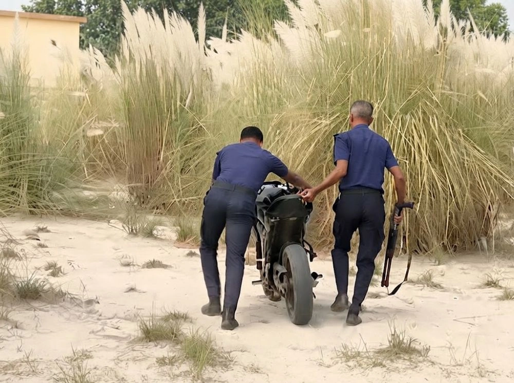 স্কুল-কলেজ ফাঁকি দেওয়া শিক্ষার্থীদের ধরতে কাশবনে পুলিশের অভিযান