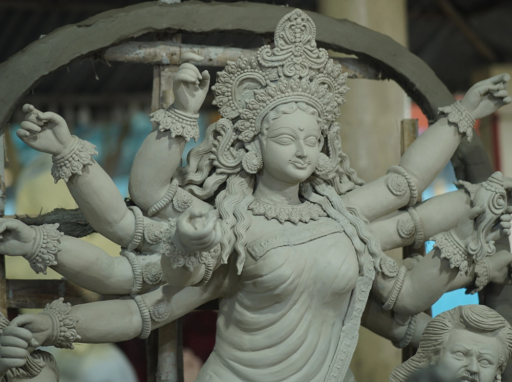 ময়মনসিংহের পূজা মণ্ডপের শেষ মুহূর্তের প্রস্তুতি