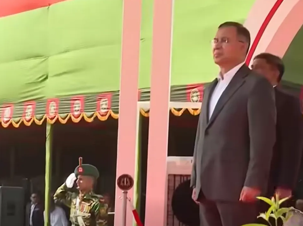 সেনাবাহিনীর সাত ইউনিটকে জাতীয় পতাকা দিলেন প্রধানমন্ত্রী