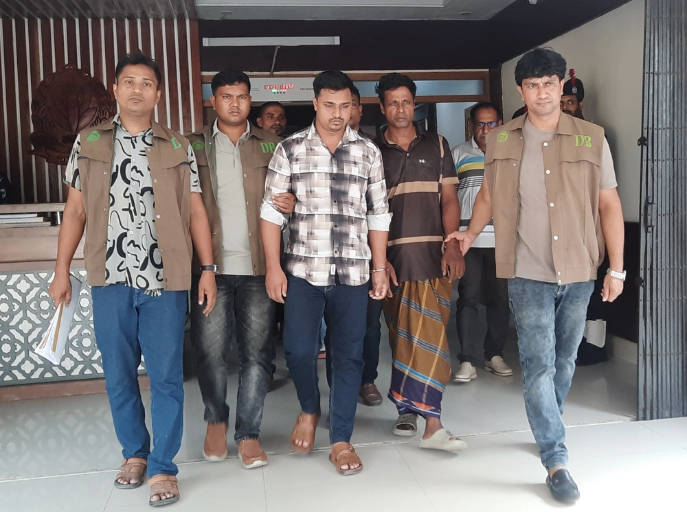 ঝিনাইদহে অনলাইন জুয়ার সরঞ্জামসহ বাবা-ছেলে আটক
