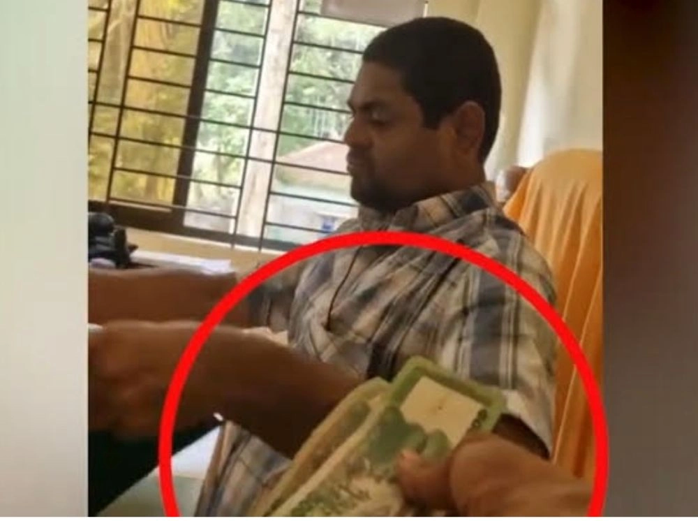 খতিয়ানের কপি দিতে কর্মকর্তা চাইলেন ১৮০০, পরে ১৫০০ টাকায় সমঝোতা