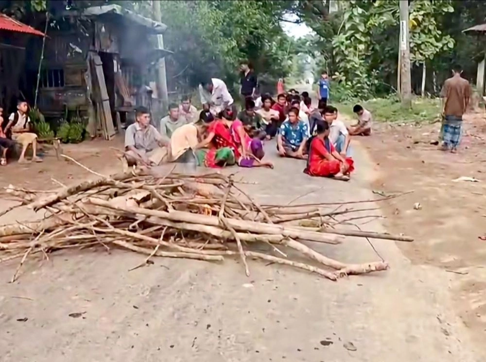 সাজেকে হামলা-ভাঙচুরের প্রতিবাদে খাগড়াছড়িতে সড়ক অবরোধ
