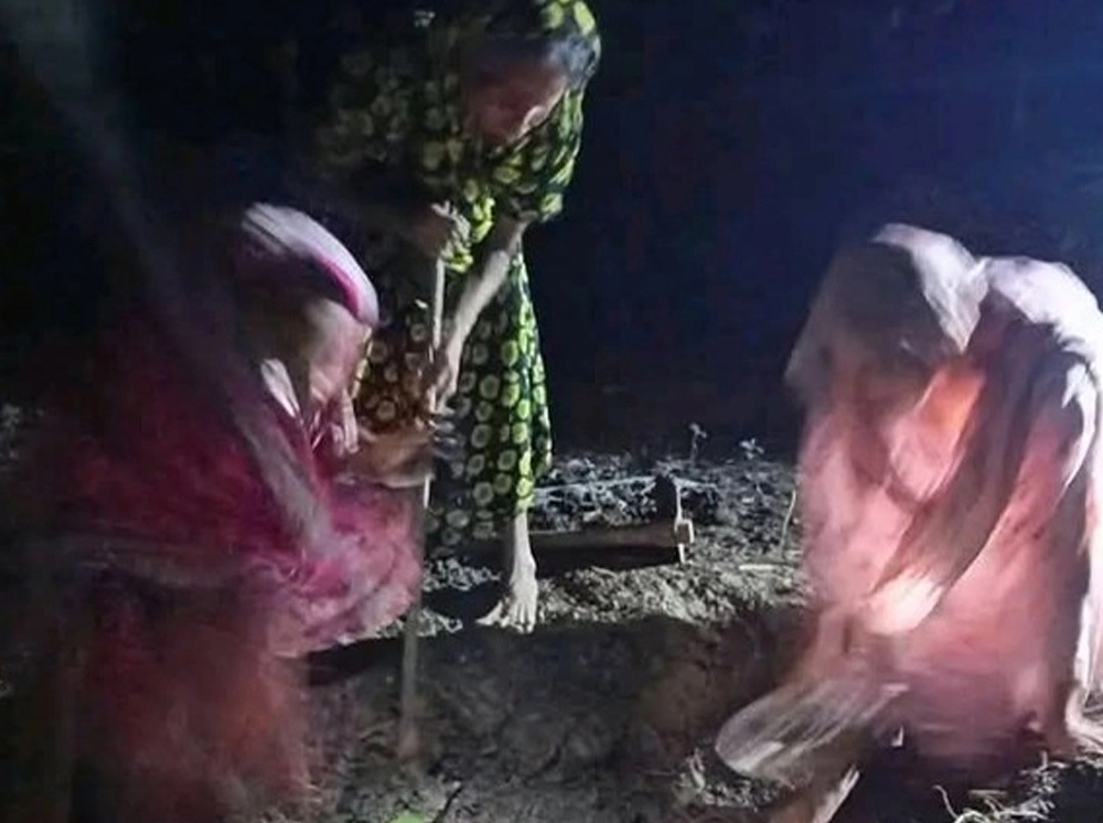 সাঈদীর মামলার বাদীর দাফনে আসেনি কেউ, কবর খুললেন স্ত্রী-মেয়ে-বোন