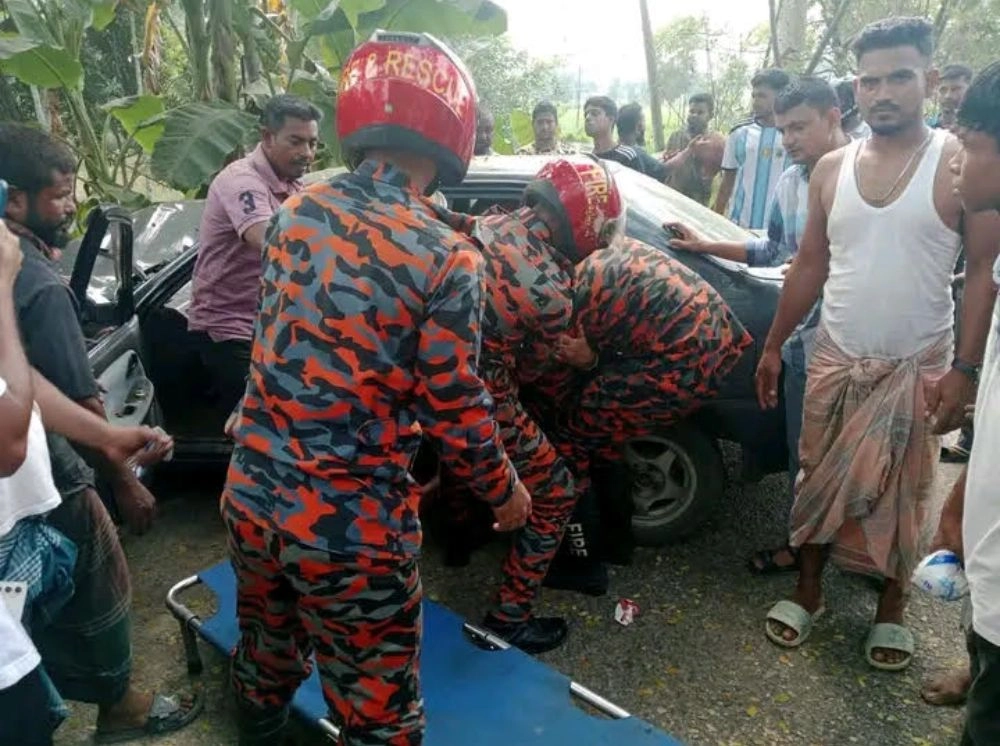 নিয়ন্ত্রণ হারিয়ে গাছে প্রাইভেটকারের ধাক্কা, প্রাণ গেল শিশুর