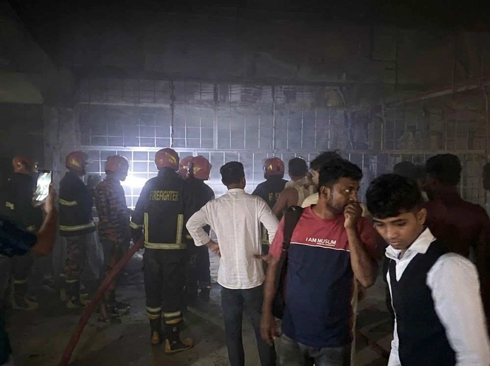 কক্সবাজারে আবাসিক হোটেলে আগুন