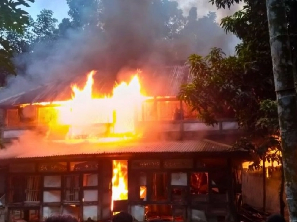 মাদারীপুরে শিশুকে ধর্ষণচেষ্টায় অভিযুক্ত ব্যক্তির বসতবাড়িতে অগ্নিসংযোগ