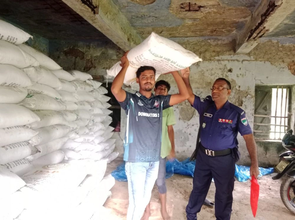 অবশেষে কৃষকদের হাতে গেল জব্দ সেই ৯১২ বস্তা সার