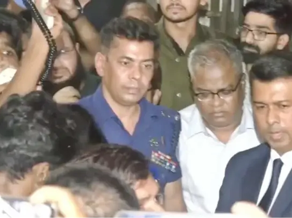 ‘আর ফিরবেন না শর্তে’ ক্যাম্পাস ছাড়লেন চুয়েট উপাচার্য
