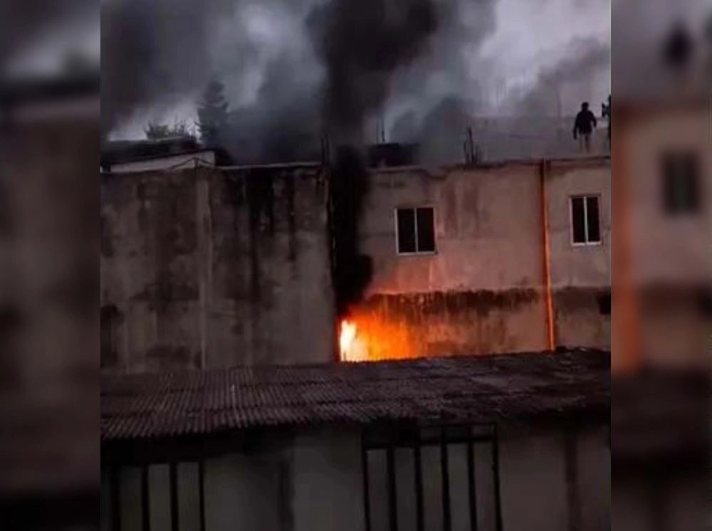 চকবাজারে বাণিজ্যিক ভবনে আগুন, নিয়ন্ত্রণে ফায়ার সার্ভিসের ১০ ইউনিট