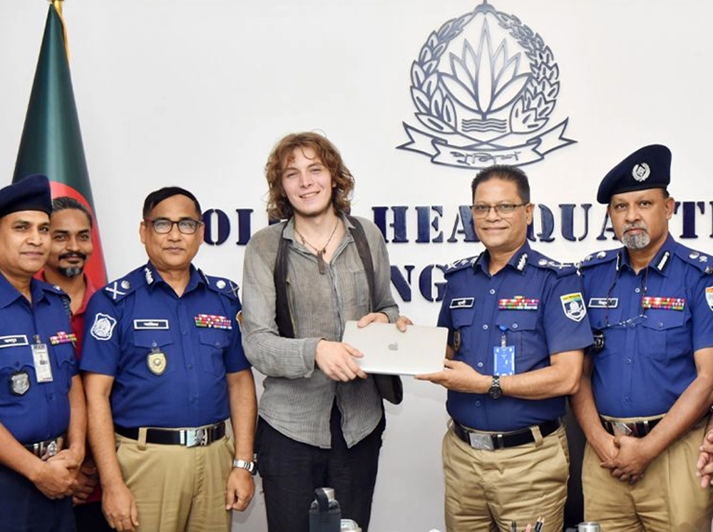 জার্মান পর্যটকের উদ্ধারকৃত ল্যাপটপ হস্তান্তর