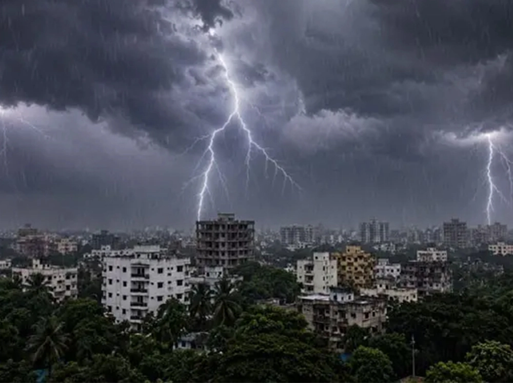 রাজধানীতে দুপুরের মধ্যে বজ্রসহ বৃষ্টির সম্ভাবনা