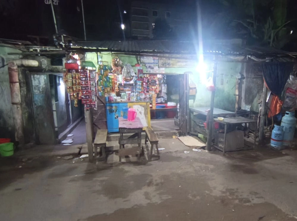 চাঁদা না পেয়ে মুদি দোকানির বাড়িতে হামলা-ভাঙচুরের অভিযোগ